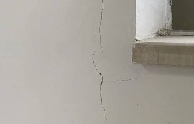 墻皮開裂脫落怎么辦?