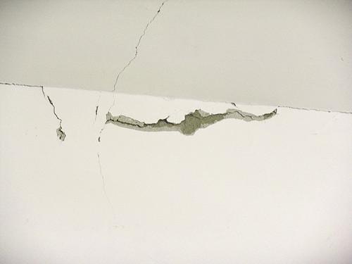 墻面開裂、發(fā)霉怎么辦？